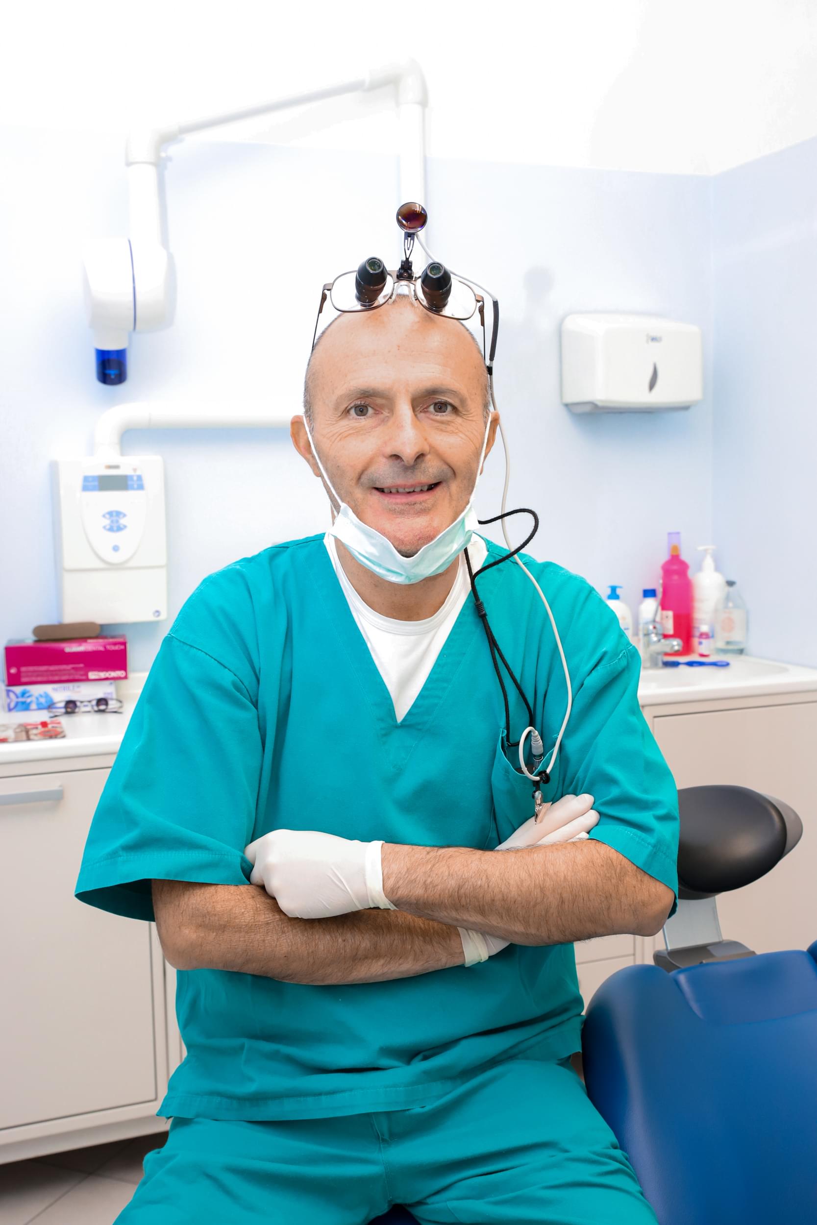 Diazzi nel suo studio dentistico a Cremona